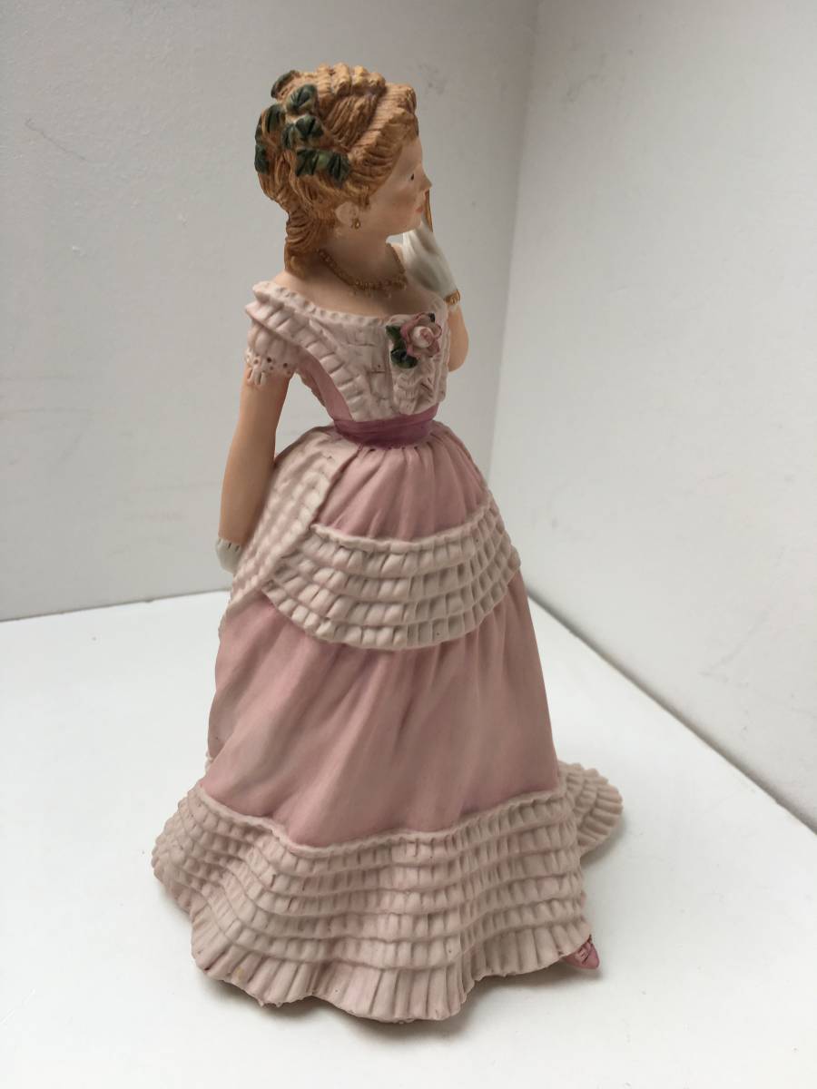 美しい春の花々を描いた珍しいサーモンピンクのジャスパーウェア ウェッジウッド　イギリス　コスチューム　魅惑的な夜　ピンクドレス　貴族　フィギュリン　