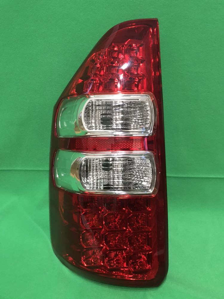 70系ノア　後期型　テールランプ　左 トヨタ ノア 70系 後期用 左テールライト 純正 LEDタイプです ユニット