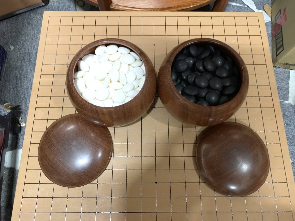 囲碁 本蛤白石/那智黒石 碁石 碁笥付 碁盤付 ① △欅（けやき）碁笥