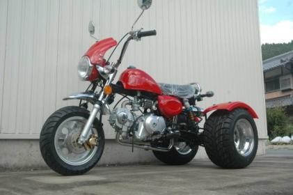 ◎125ｃｃ赤色クラッチ付トライク完成車○デフ付モンキー好燃費　中央マフラー仕様　ゴリラ　シャリー　カブ・エイプ三輪　新車整備済み トライク モンキートライクレッド 赤色クラッチなし - Yahoo!オークション 税込み価格418,000円｜普通自動車免許で乗れる！