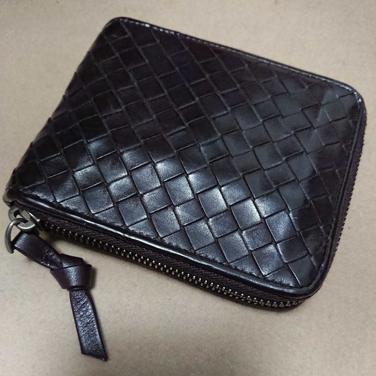 BOTTEGA VENETA ボッテガヴェネタ メンズ イントレチャート レザー 牛革 ラウンド ファスナー 小銭入れ 2つ折り 財布 黒 正規品