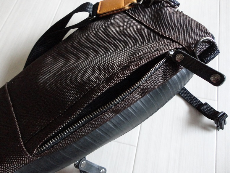 美品 SEAL ボディバッグ ショルダーバッグ 黒⁄赤SEAL ボディバッグ