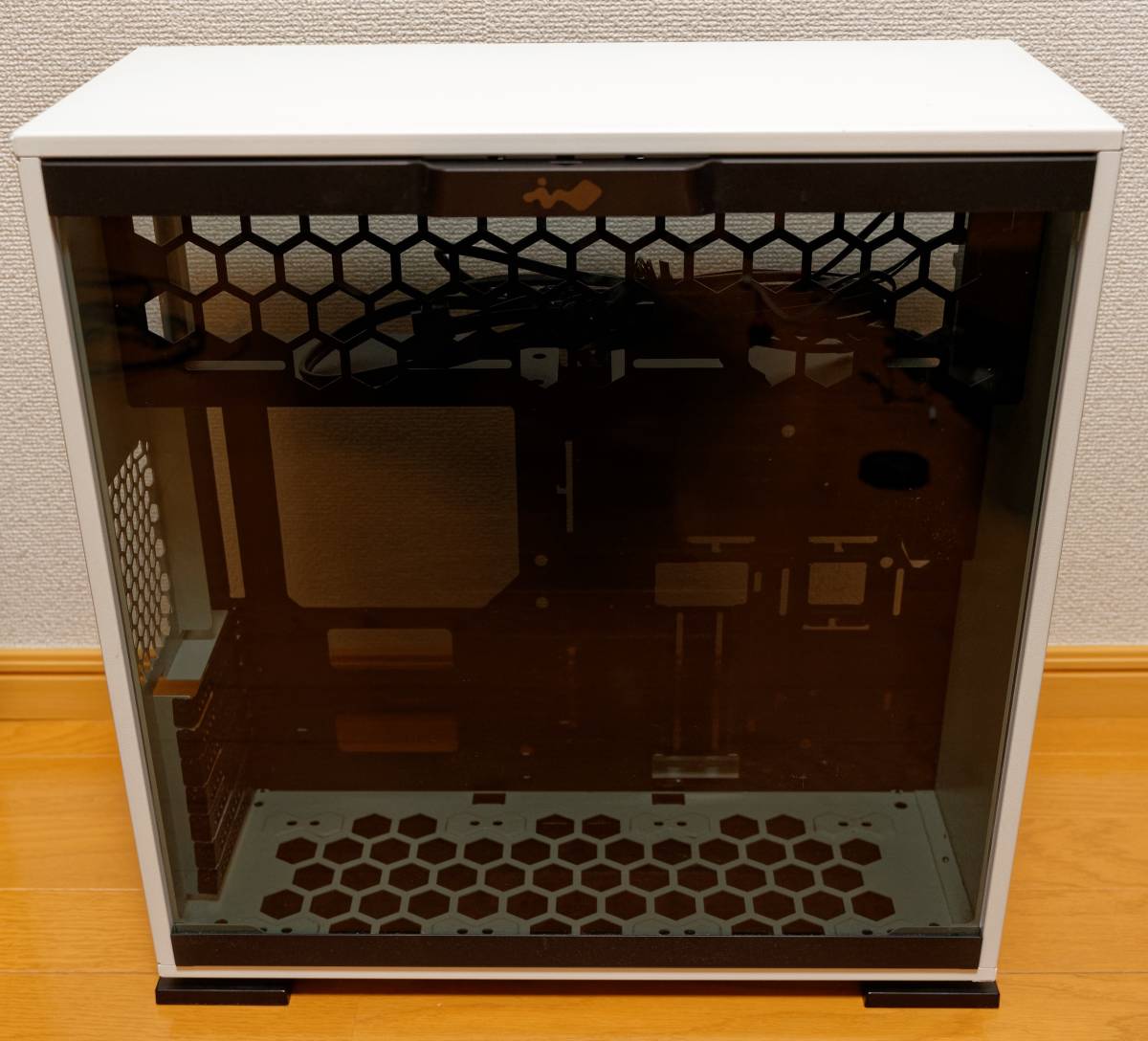 中古 IN WIN 303 W-CF06W 303 - White 強化ガラス製サイドパネル PC 