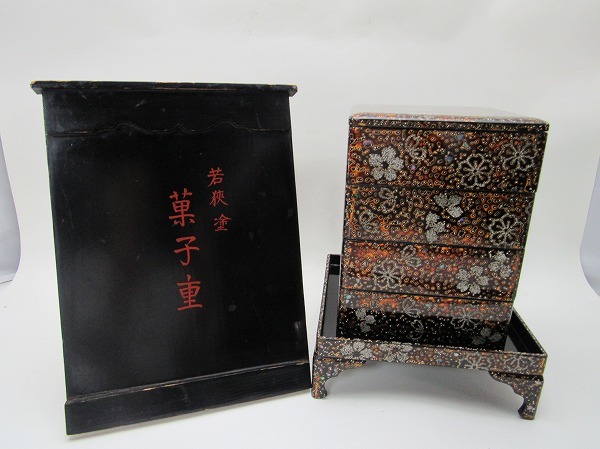 O905715【 古い 若狭塗 桜絵 菓子重 四段 台付 大正拾四年八月 黒塗