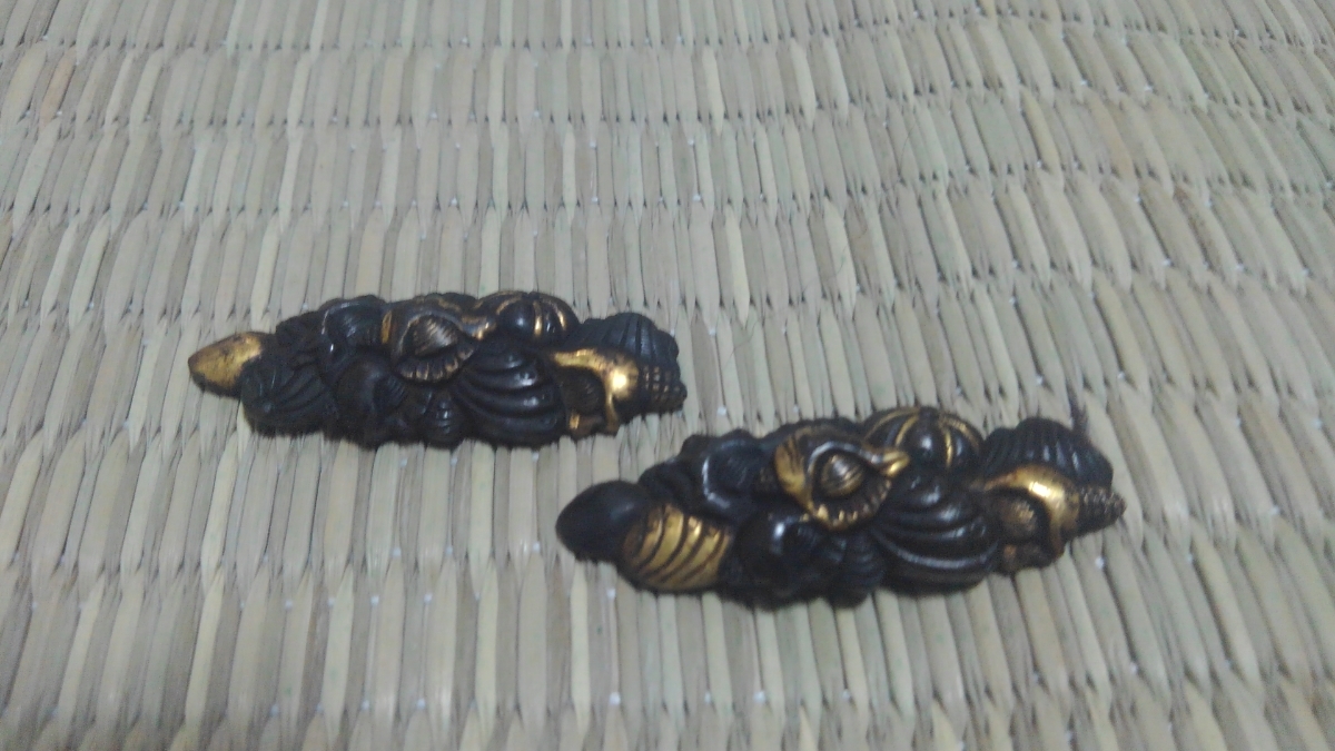 人気セール，SALE 名品 江戸期尾張金工作 揃い目貫 無銘 赤銅地四分一肉彫金色絵 貝尽図 全長3 9㎝(鍔、刀装具)｜売買されたオークション情報、yahooの商品情報をアーカイブ公開 - オークファン 鍔、刀装具