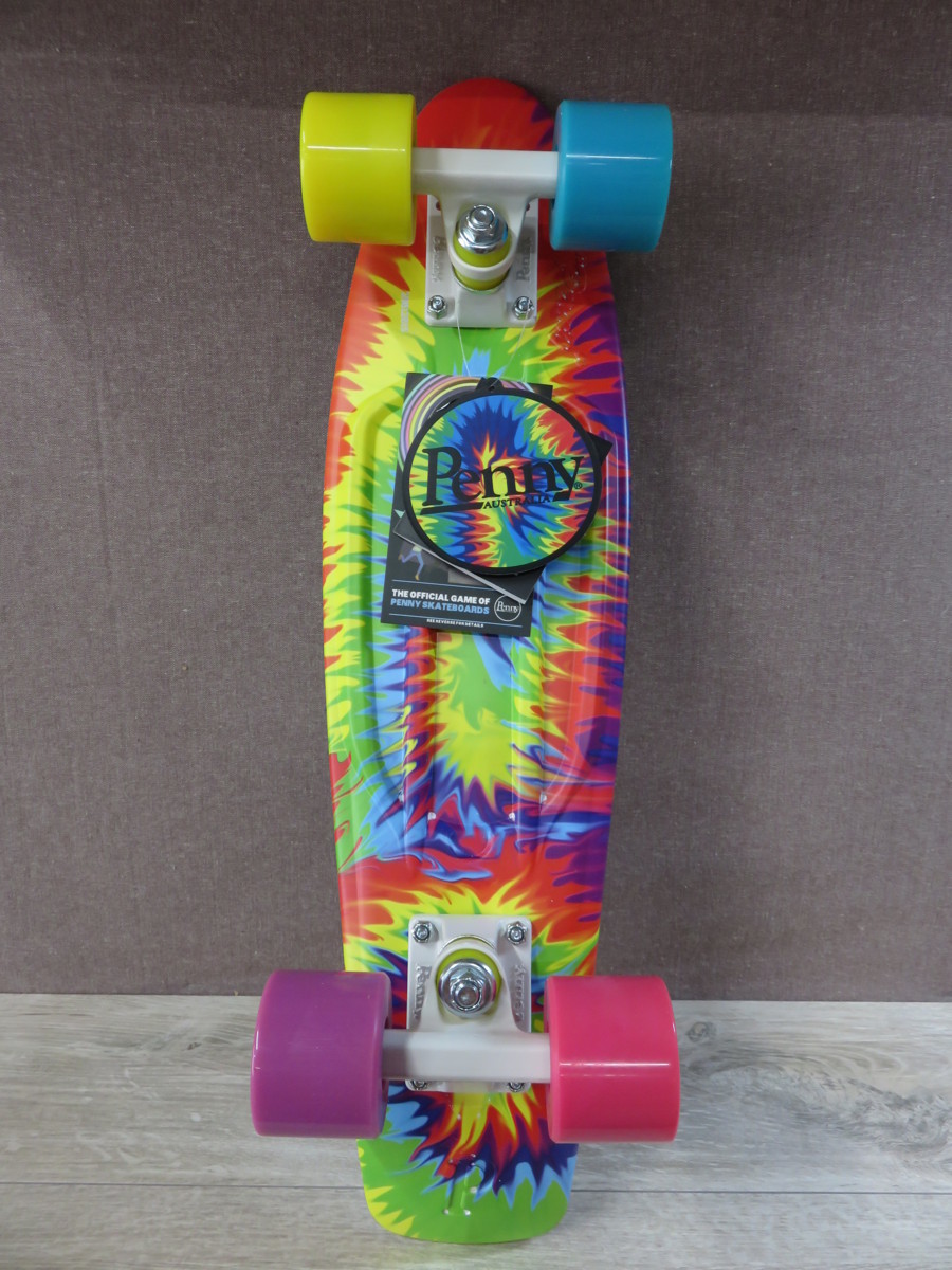 『新古／未使用品・送料無料』PENNY　スケートボード　COMPLETE WOODSTOCK TIE DYE　22インチ