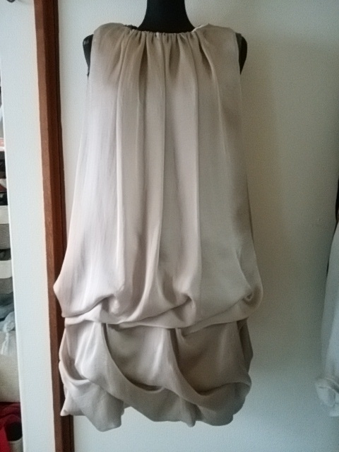 シップスワンピース フォーマル用 フリー ベージュ系 サテン タックフリル3段 ワンピース ロング 売買されたオークション情報 Yahooの商品情報をアーカイブ公開 オークファン Aucfan Com