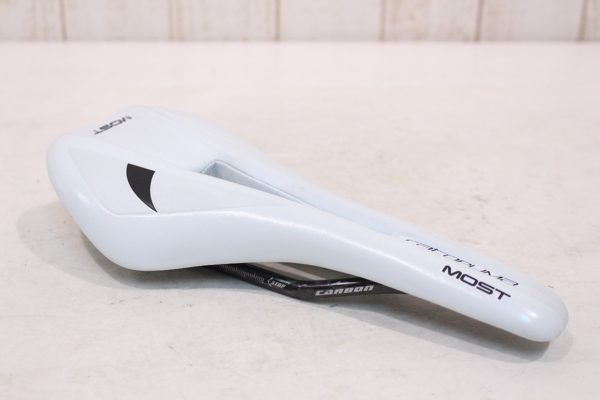 新品未使用品！ピナレロMOSTサドル カーボンレール 超軽量モデル ☆MoST モスト PINARELLO ピナレロ純正 Catopuma サドル CARBONレール