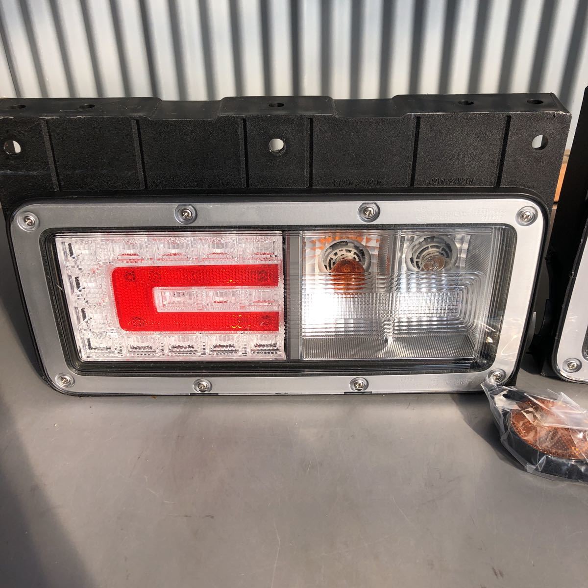プロフィア　テール　LED トラック エアループプロフィア シーケンシャル ファイバー LED テールランプ