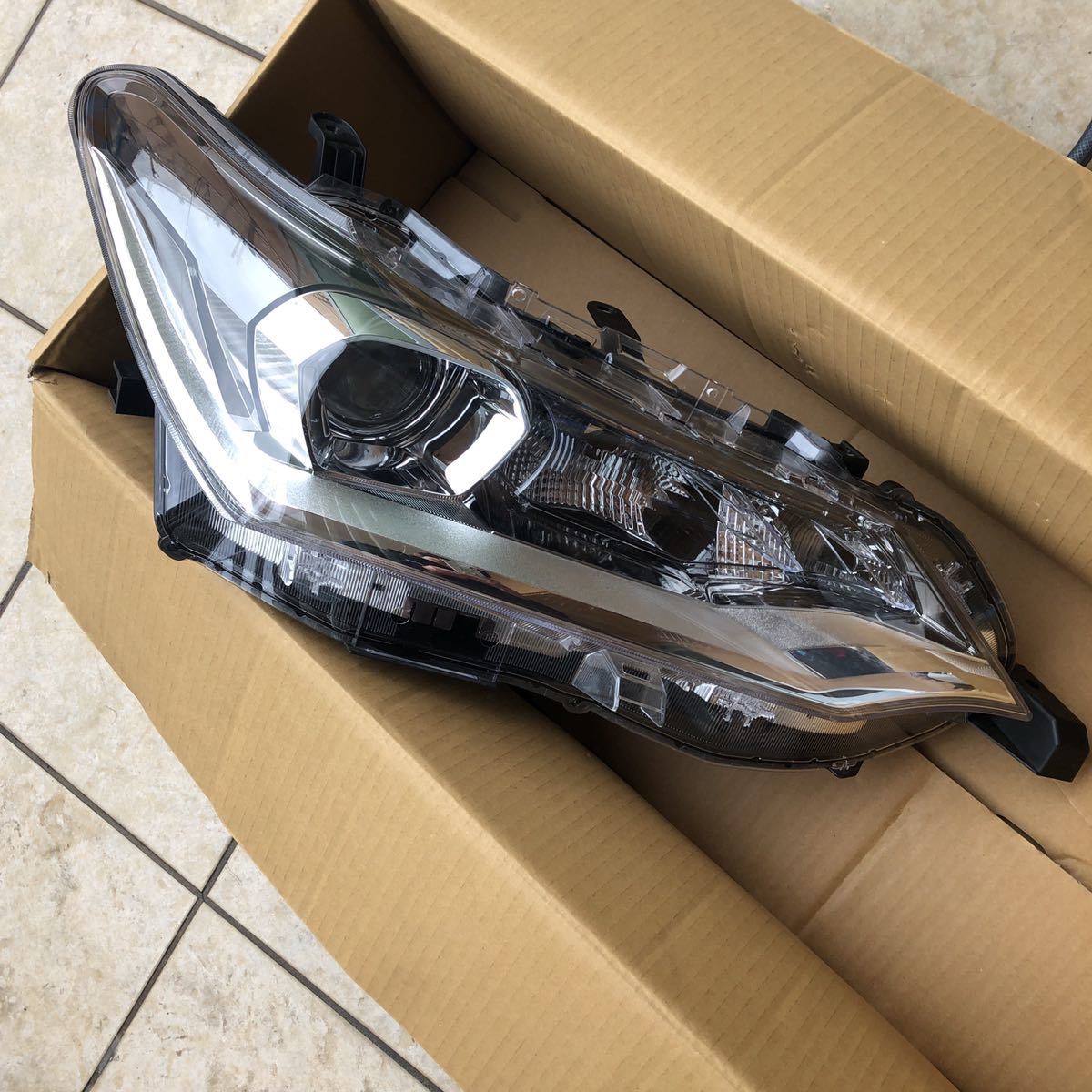 カローラアクシオ アクシオ 右ヘッドライト ヘッドライト LED トヨタ 