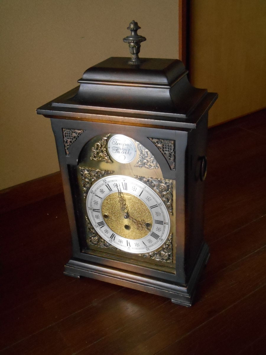 Tempus fugit 置時計。鐘が鳴りません。