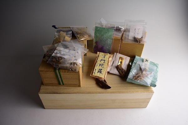 道XF2452】香木の口 白檀 沈香 伽羅他 木箱入 | BORGORICCIO.COM