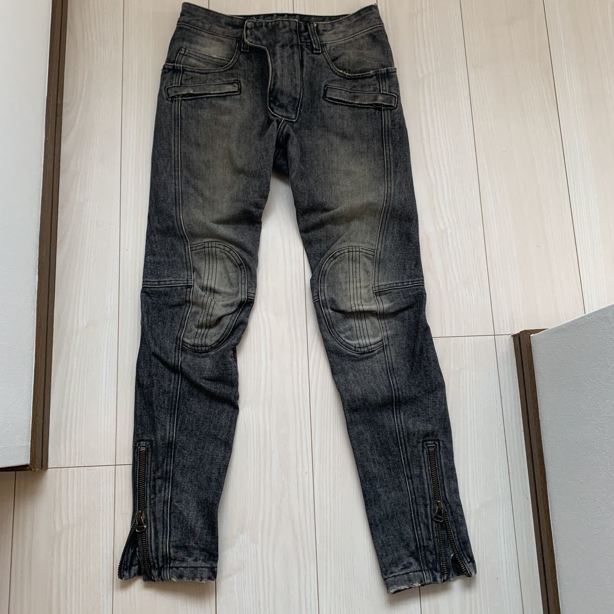 バルマン　デニムパンツ バイカーパンツ BALMAIN デニム - JEAN ラスト1点SLIM 金ボタン