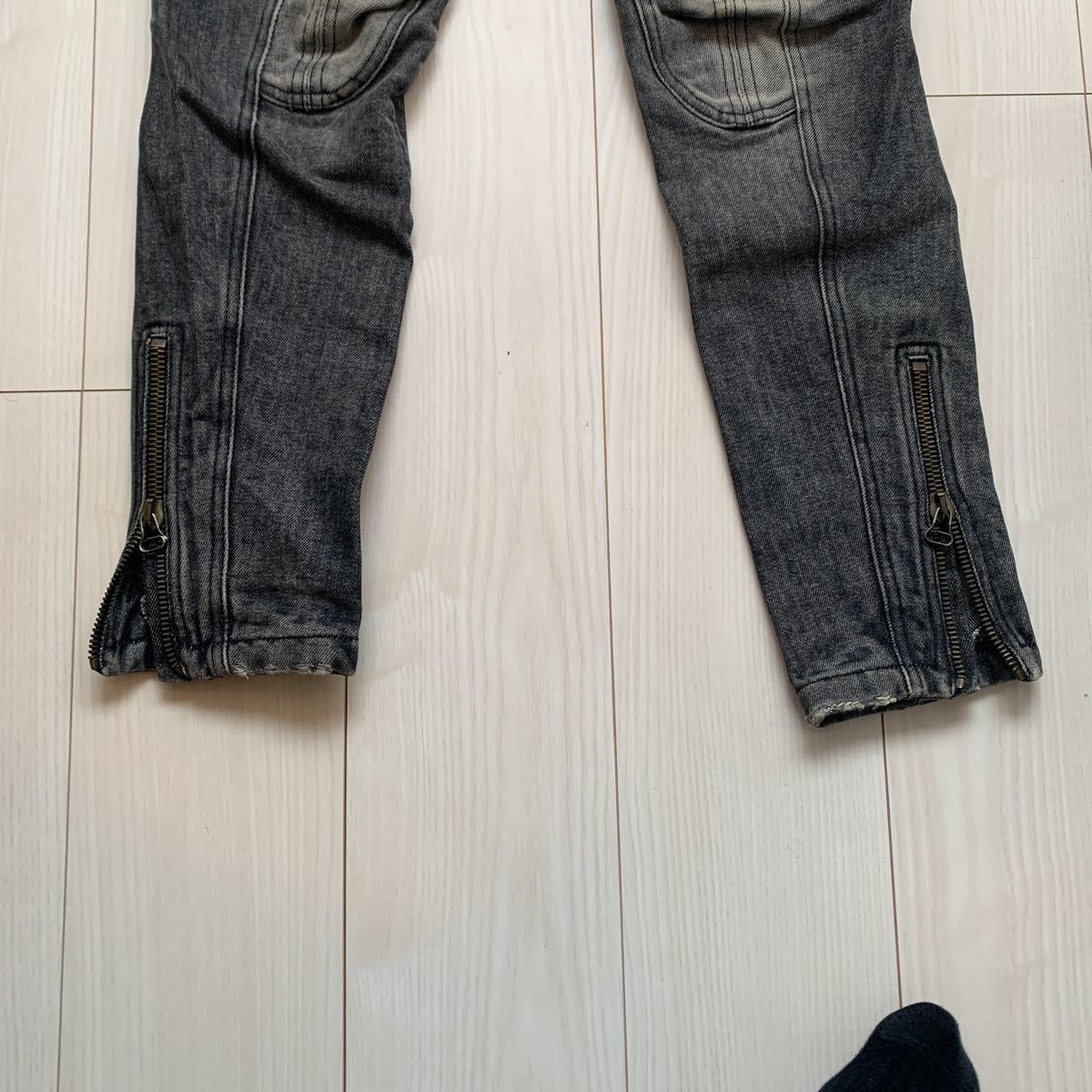 バルマン　デニムパンツ バイカーパンツ BALMAIN デニム - JEAN ラスト1点SLIM 金ボタン