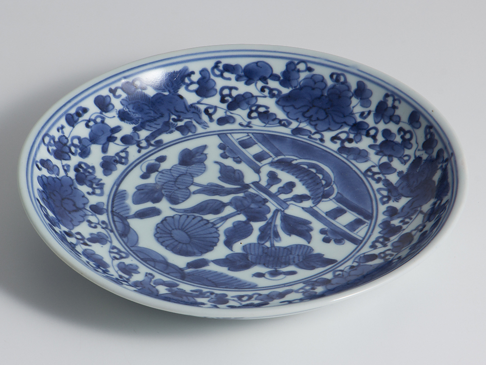 五 古伊万里染付牡丹獅子花籠文七寸皿 四客 江戸