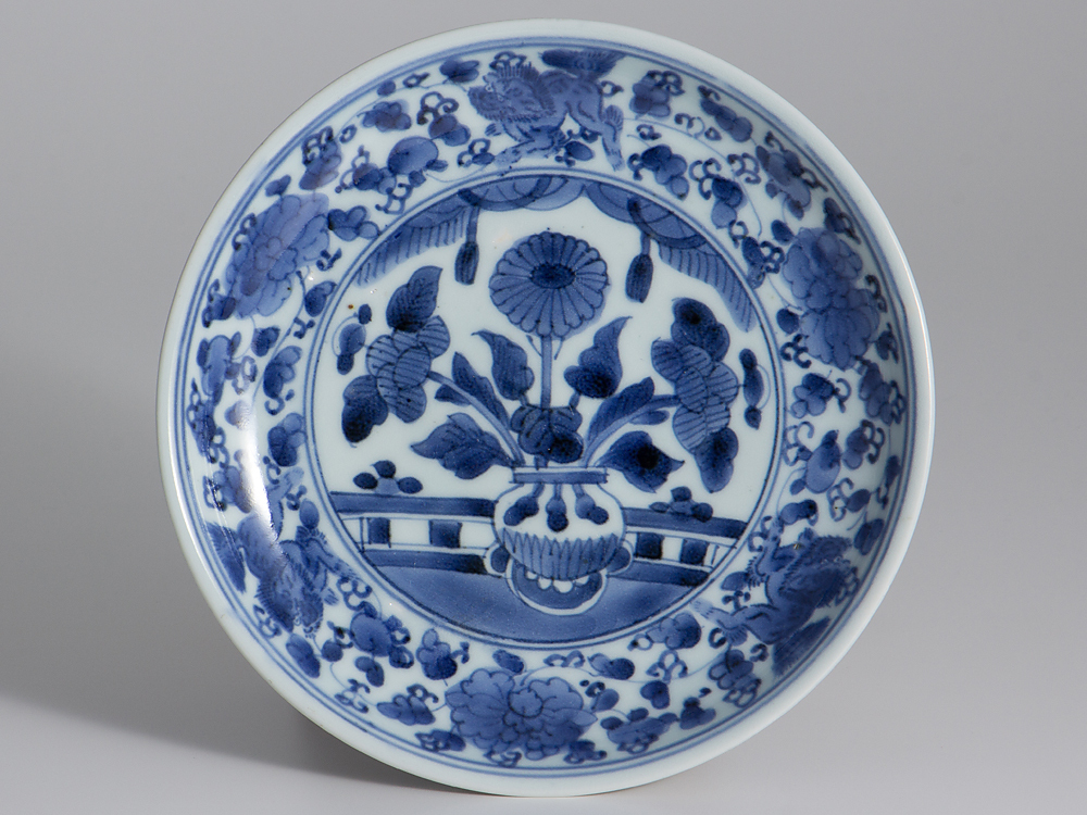 五 古伊万里染付牡丹獅子花籠文七寸皿 四客 江戸