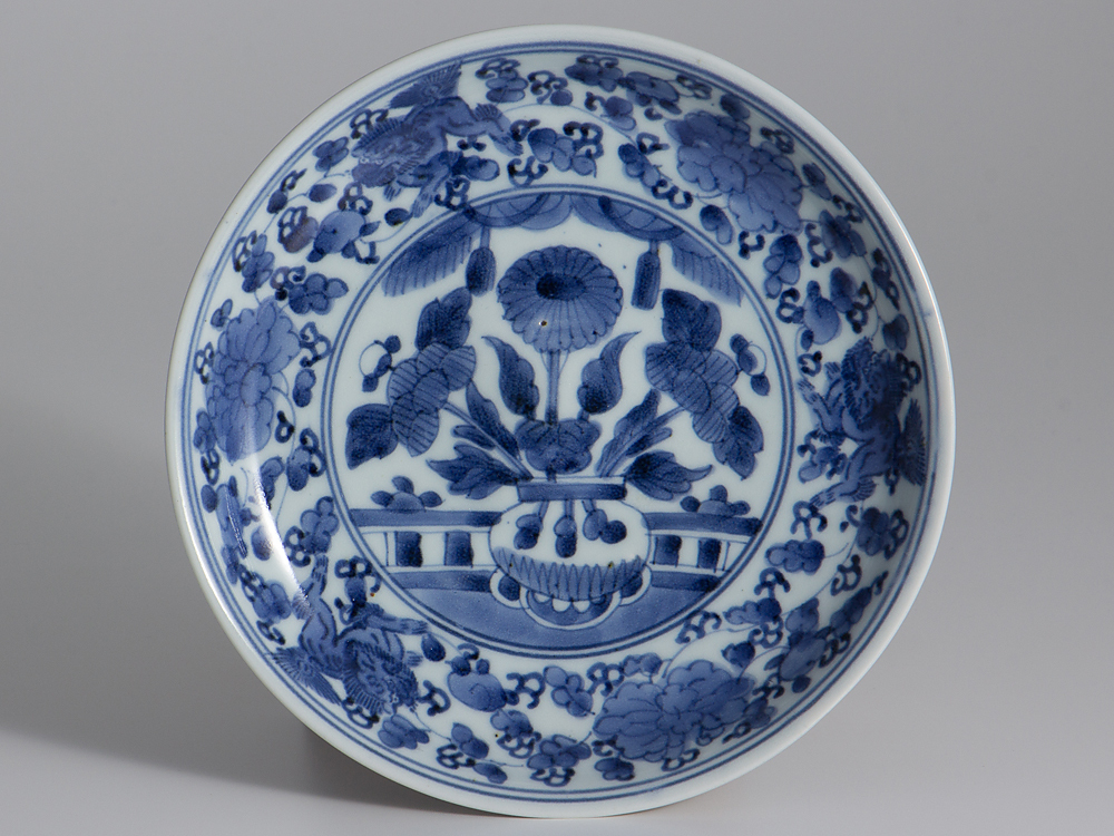 五 古伊万里染付牡丹獅子花籠文七寸皿 四客 江戸