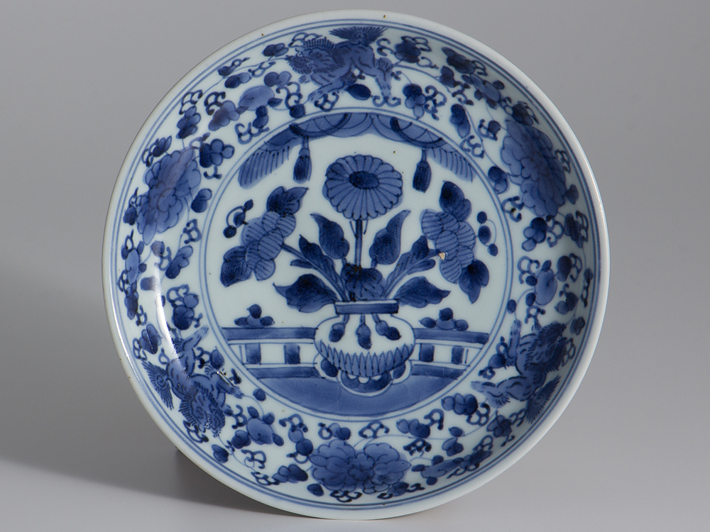 五 古伊万里染付牡丹獅子花籠文七寸皿 四客 江戸