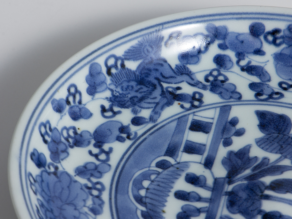 五 古伊万里染付牡丹獅子花籠文七寸皿 四客 江戸