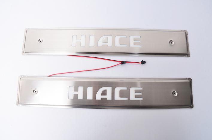 ハイエース200系専用LEDスカッフプレートステンレス製　白/ホワイト発光　2枚左右セットサイドステップガード一年保証！