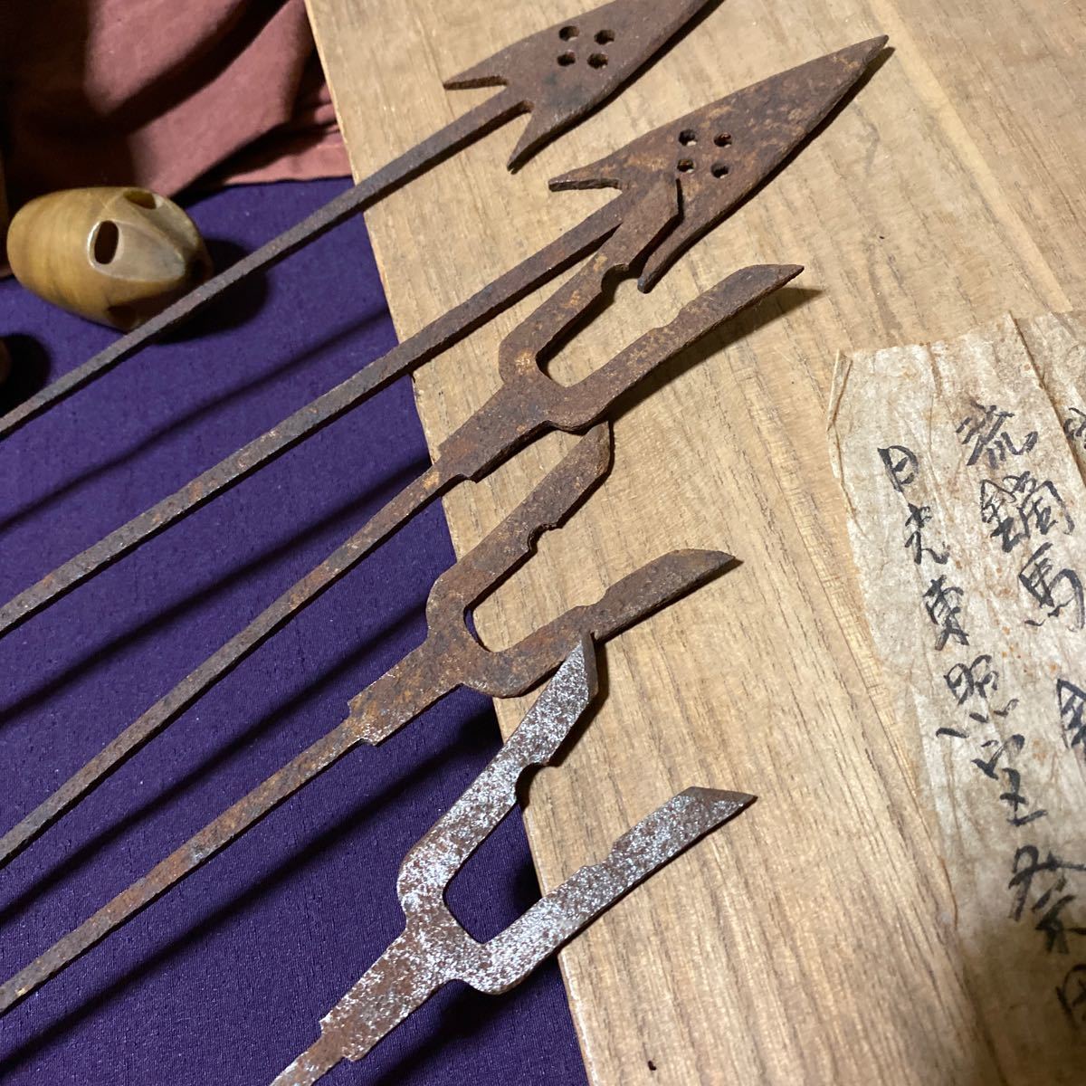 時代物 珍品 品 日光東照宮祭事用 鏑矢 鏃 流鏑馬矢尻 十六本 箱 切り紙付 日本刀和弓弓術小笠原流短刀目貫拵笄小柄小刀弓道(鍔、刀装具 ...