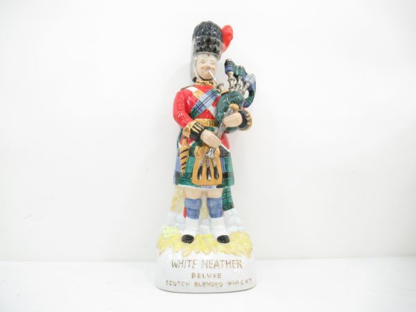 新品，お買い得 古酒 WHITE HEATHER ホワイトヘザー デラックス SCOTCH WHISKY スコッチ ブレンデッド ウイスキー バグパイパー 陶器 43% 未開栓 B922A-M