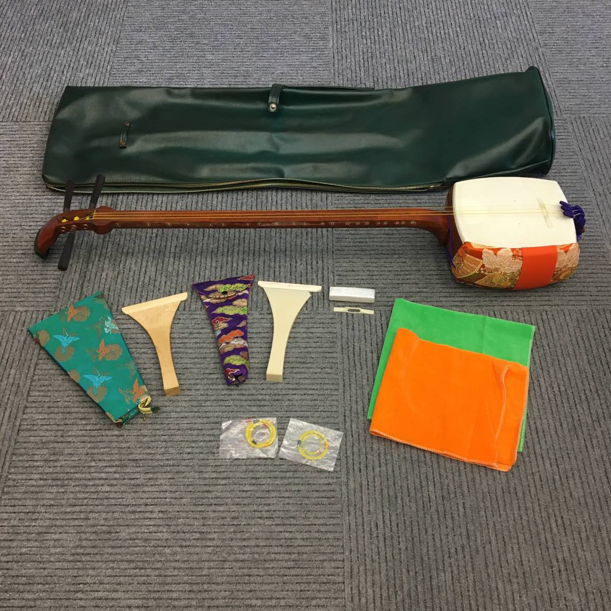 楽器、器材 1円〜【現状保管品】三味線 撥 バチ 2本セット 鼈甲 白 黒
