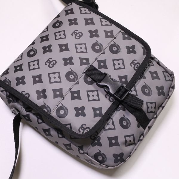 希少　OLD STUSSY オールドステューシー　ショルダーバッグ　モノグラム 90s OLD STUSSY モノグラム ショルダーバッグ オールド ステューシー