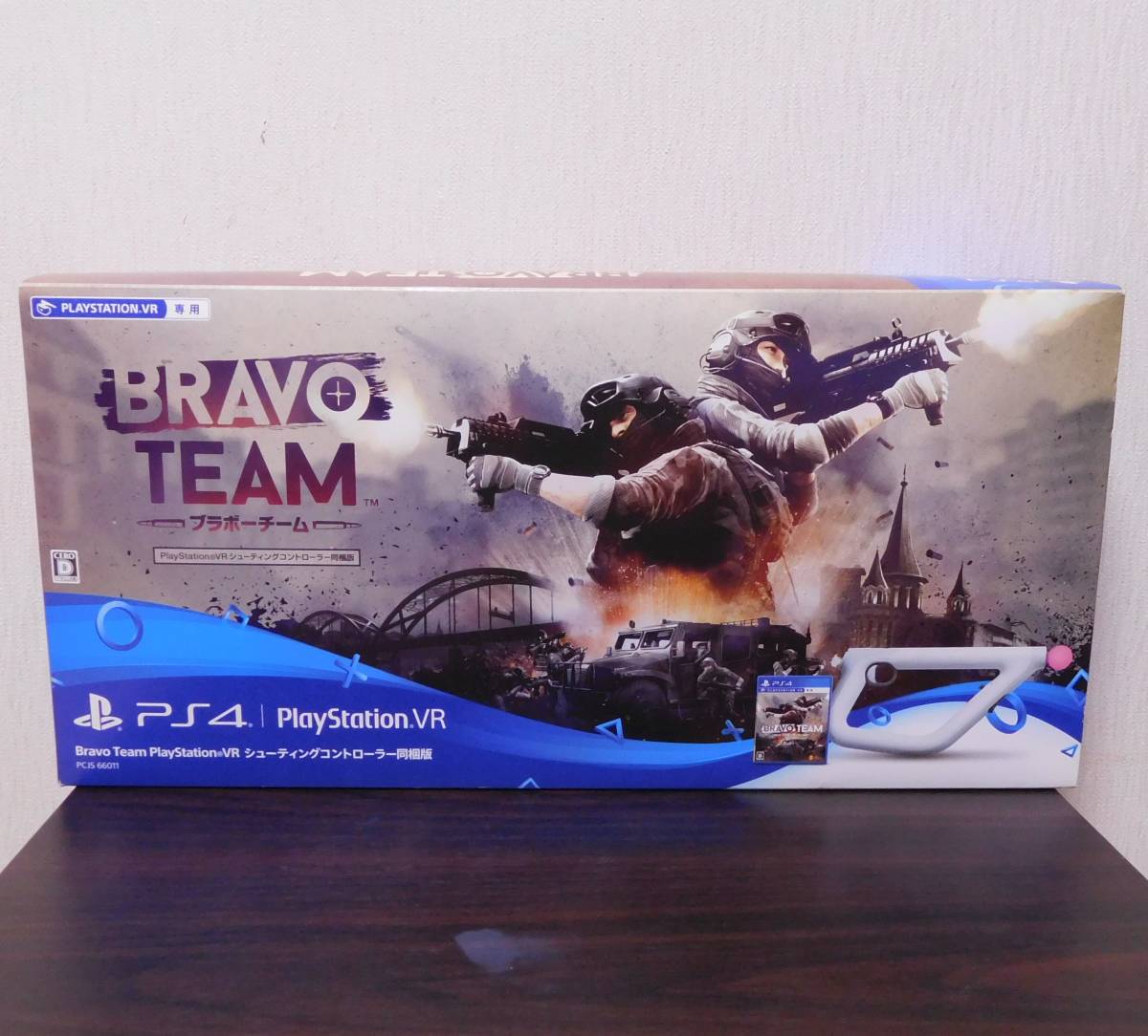 PS Team』とシューティングコントローラーの VR ブラボーチーム Team
