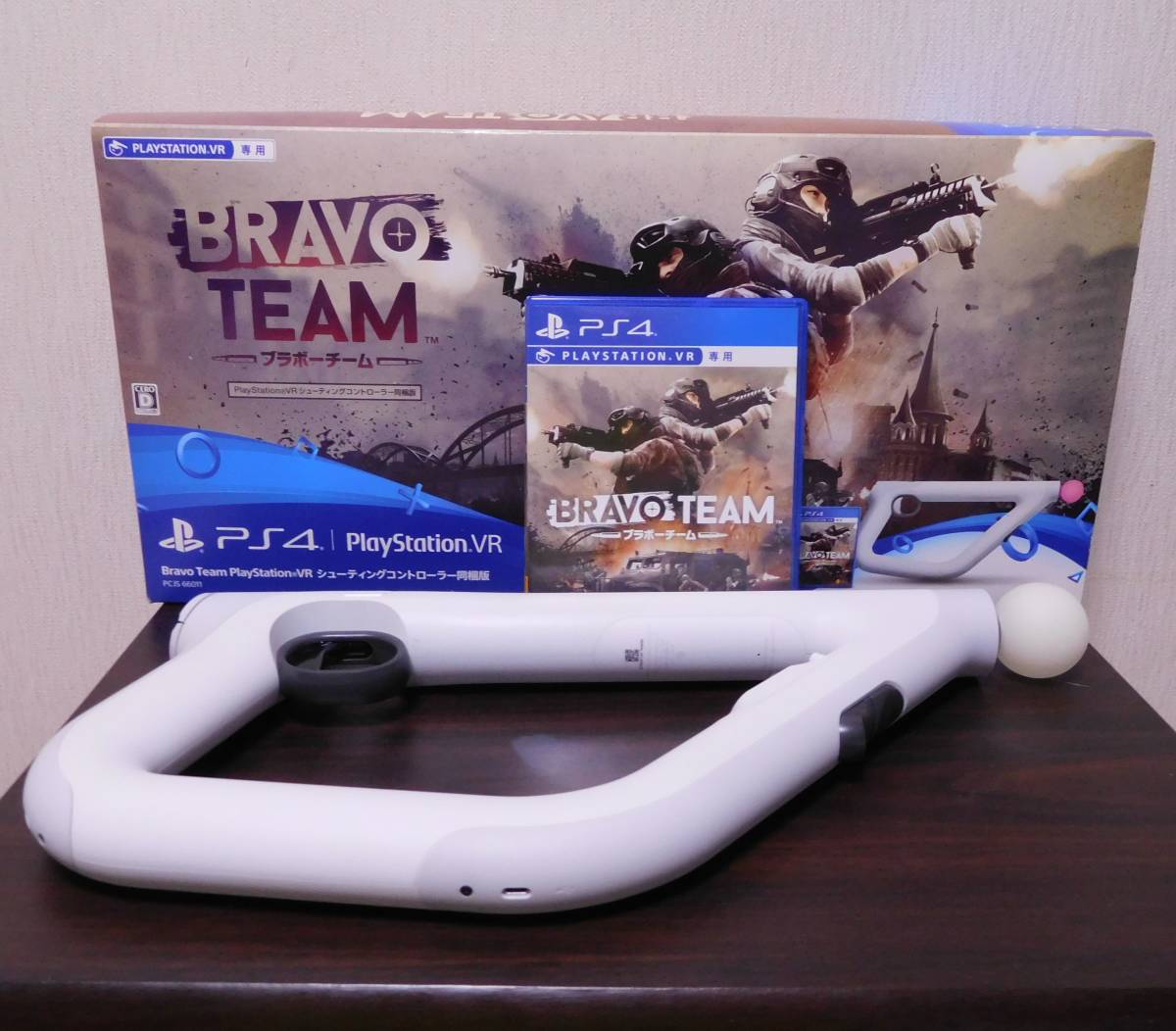 PS Team』とシューティングコントローラーの VR ブラボーチーム Team