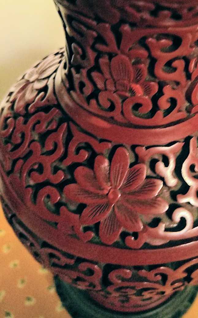 花瓶 朱 彫刻 未使用華山作 朱泥 彫刻模様 桐箱付き 【公式通販】