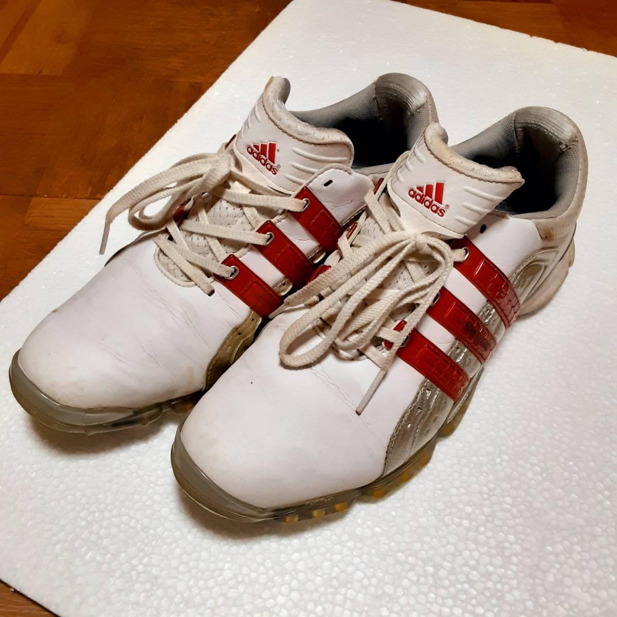【数量限定，正規品】 adidas ゴルフ シューズ 28cm 赤 白 銀 POWERBAND CHASSIS 675230 パワーバンド アディダス 全米 全英 マキロイ タイガー(28.0cm)｜売買されたオークション情報、yahooの商品情報をアーカイブ公開 - オーク 28.0cm