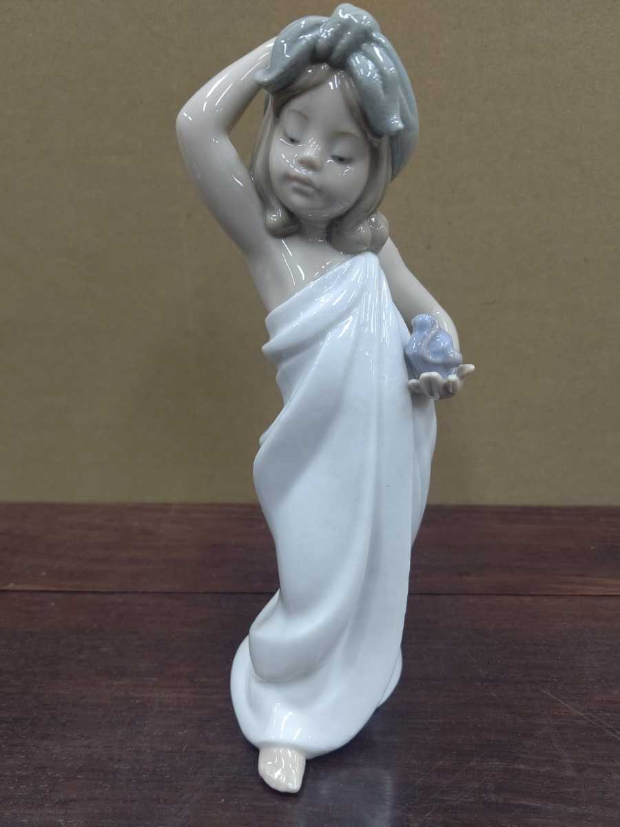 爆買い，正規品 リヤドロ 陶器人形 女の子 高さ19cm&times;幅8cm&times;奥行き7cm位(リヤドロ)｜売買されたオークション情報、yahooの商品情報をアーカイブ公開 - オークファン リヤドロ