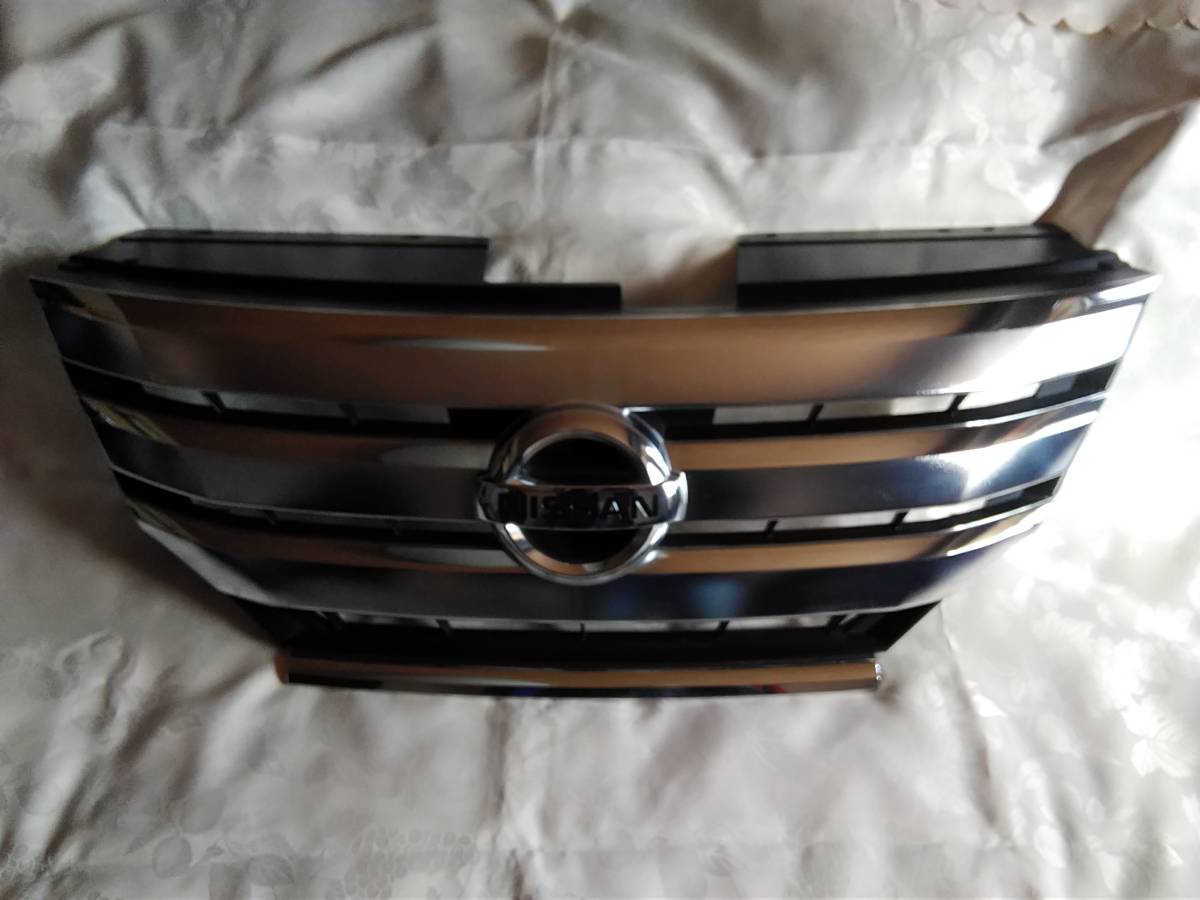 セレナC26　H25年　ハイウェイスターハイブリッド　純正フロントグリル_1