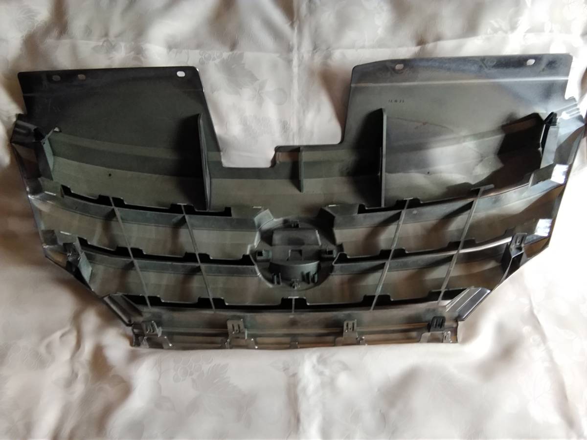 セレナC26　H25年　ハイウェイスターハイブリッド　純正フロントグリル_3