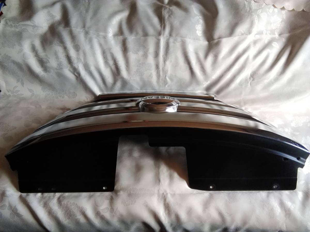 セレナC26　H25年　ハイウェイスターハイブリッド　純正フロントグリル_4