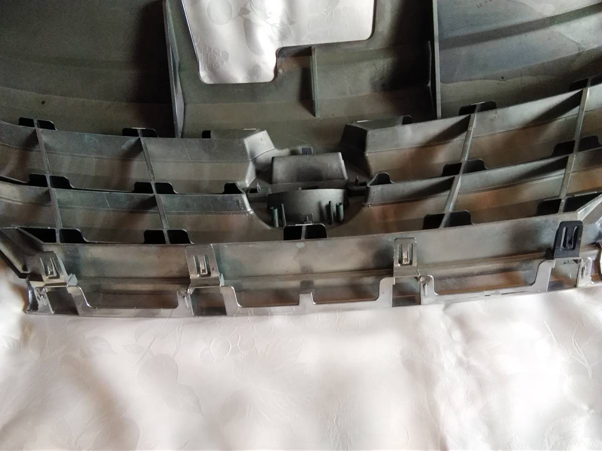 セレナC26　H25年　ハイウェイスターハイブリッド　純正フロントグリル_5