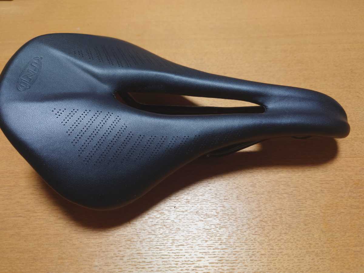 TNI LiteFly カーボンサドル サドル | カーボン ショートノーズ 