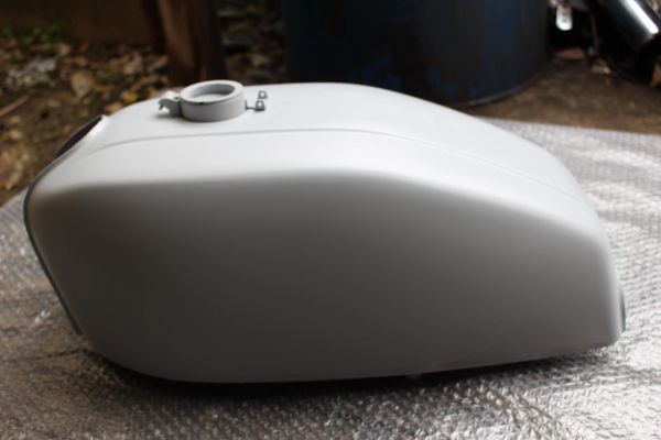 不要になったので出品いたします。すべて新品未使用品になります。 メーカー欠品 新品 CB400F Four 398タイプ ガソリンタンク サフ 【公式