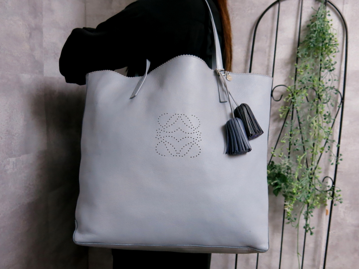 ○超美品○LOEWE ロエベ○アナグラム ロゴ○パンチング レザー 本革 