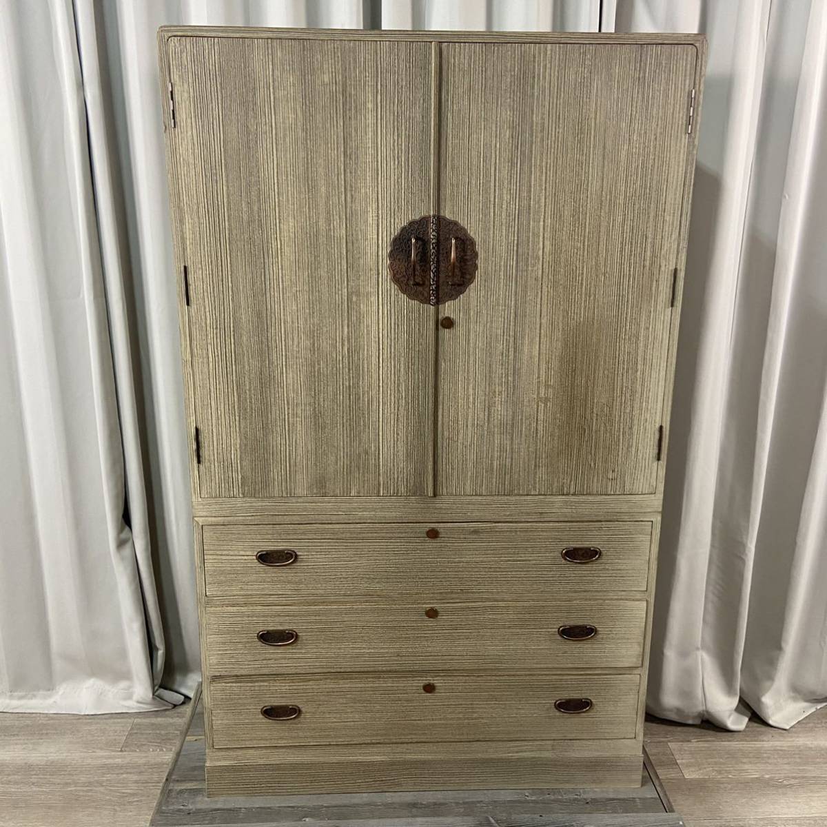 - 加茂桐箪笥 伝統工芸品 加茂桐簞笥 | 加茂簞笥協同組合 KAMO |家具の販売・通販|公式アンティーク家具 伝統工芸士 加茂総桐箪笥 伝統工芸士作 小袖五ノ二 在庫品即納 伝統的工芸品総桐着物箪笥 新潟県伝統工芸産業振興協議会公式ホームページ 着物好きに選ばれる。桐箪笥を買うなら加茂桐箪笥遺したい日本の手仕事