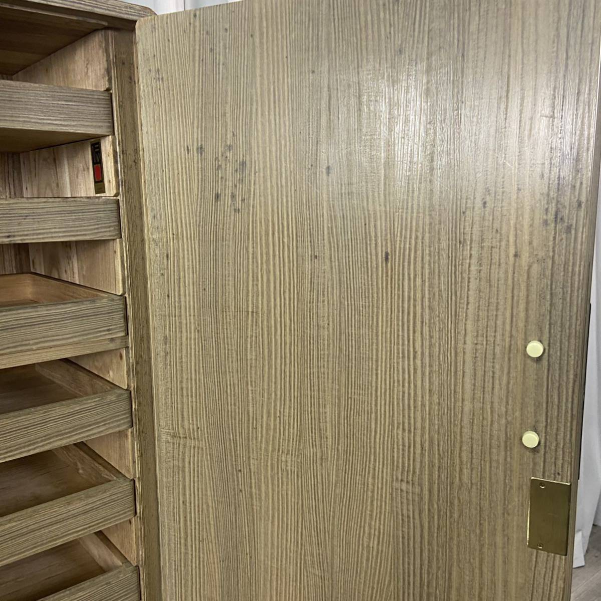 - 加茂桐箪笥 伝統工芸品 加茂桐簞笥 | 加茂簞笥協同組合 KAMO |家具の販売・通販|公式アンティーク家具 伝統工芸士 加茂総桐箪笥 伝統工芸士作 小袖五ノ二 在庫品即納 伝統的工芸品総桐着物箪笥 新潟県伝統工芸産業振興協議会公式ホームページ 着物好きに選ばれる。桐箪笥を買うなら加茂桐箪笥遺したい日本の手仕事