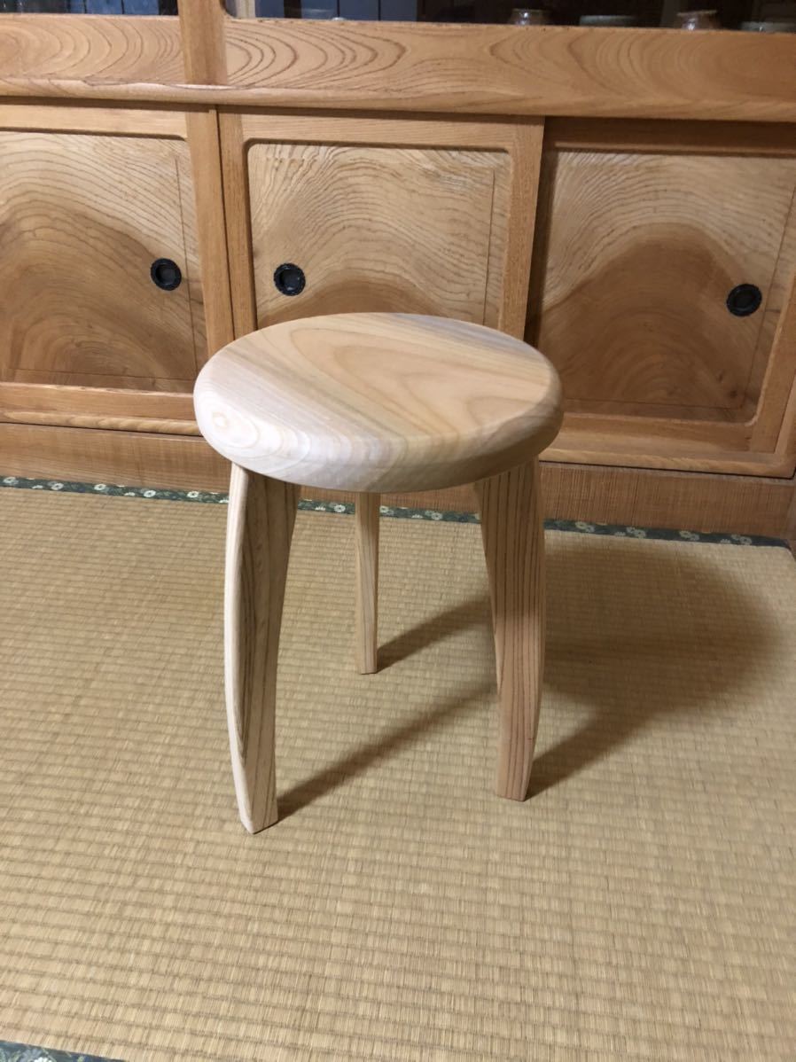 【もん。】 1400、1390建具屋おじいちゃんの手作りスツール、イス 47建具屋一筋55年のおじいちゃんの手作り三本脚イス、スツール a 0 55