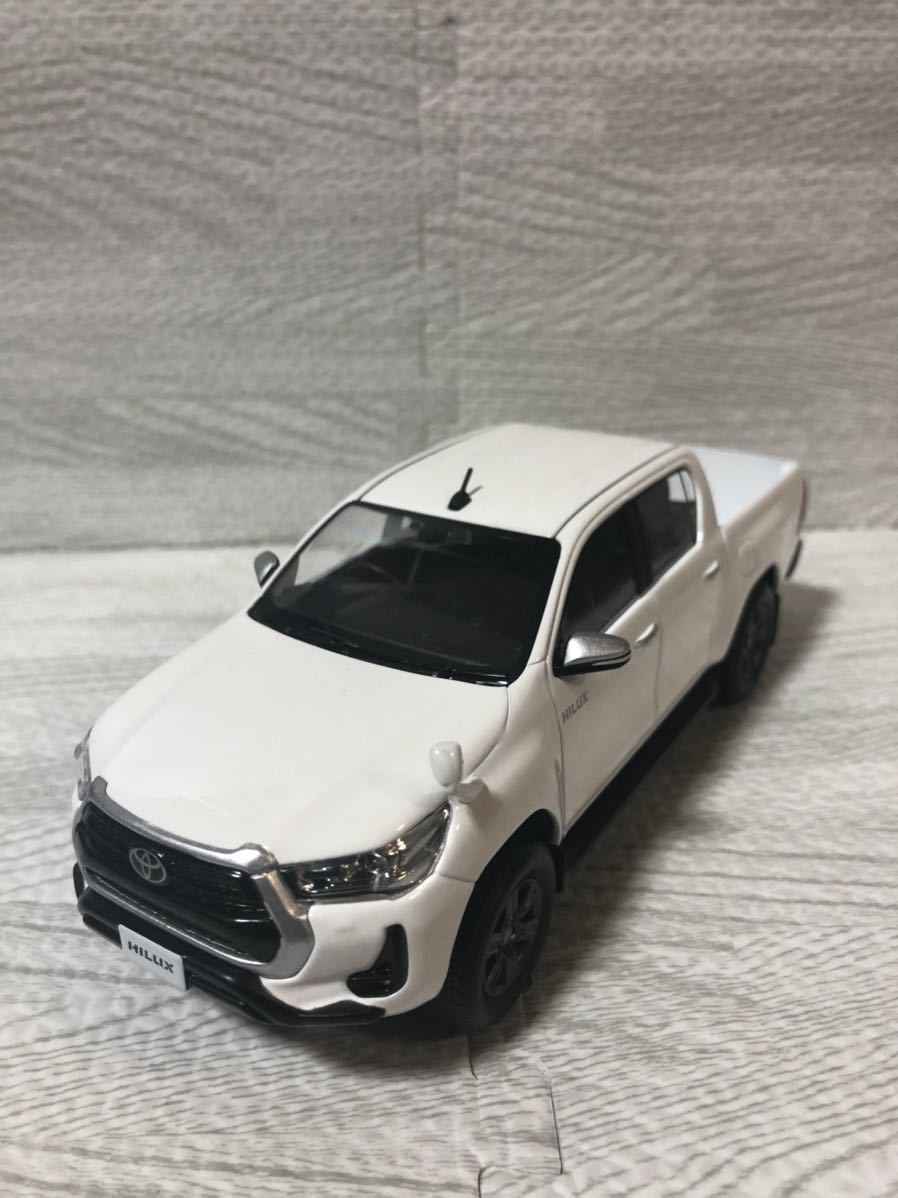 1/30 トヨタ 新型ハイラックス HILUX 後期 最新モデル　非売品 カラーサンプル ミニカー　スーパーホワイトⅡ