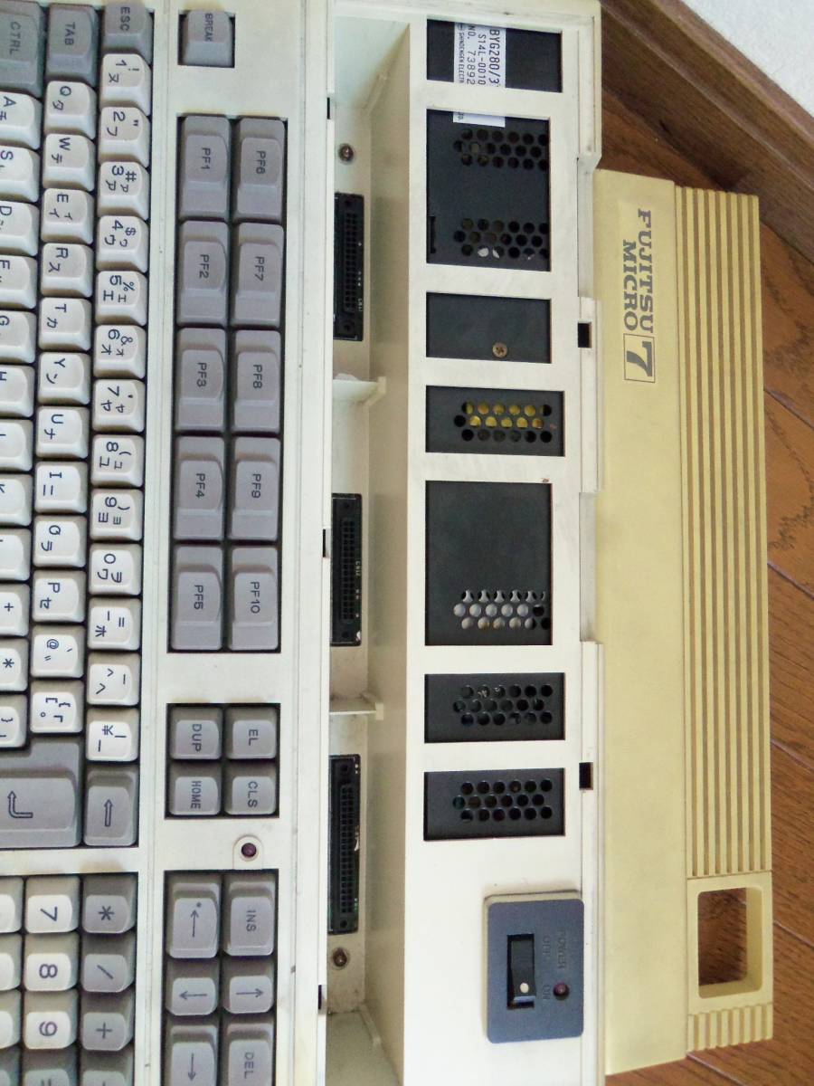 FUJITSU MICRO 7 MB25010 / SHARP CRT DISPLAY 14M-111C 【 中古品