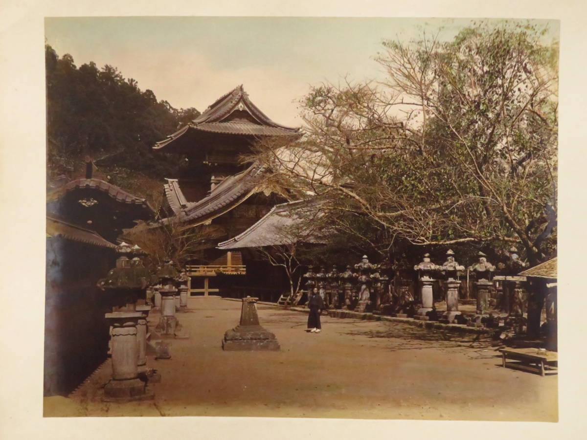 明治期 手彩色 古写真2『寺社 境内に立つ男性』大判 仏閣 神社 参道 灯籠　　　　　検)写真師ベアト日下部金兵衛内田九一上野彦馬下岡蓮杖