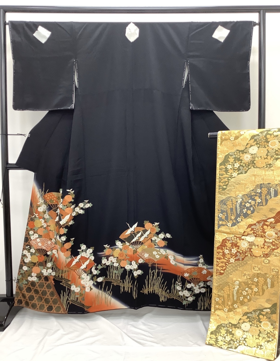 豪華黒留袖 駒刺繍 絵巻花蝶文 金彩 正絹 3点セット 豪華黒留袖 駒