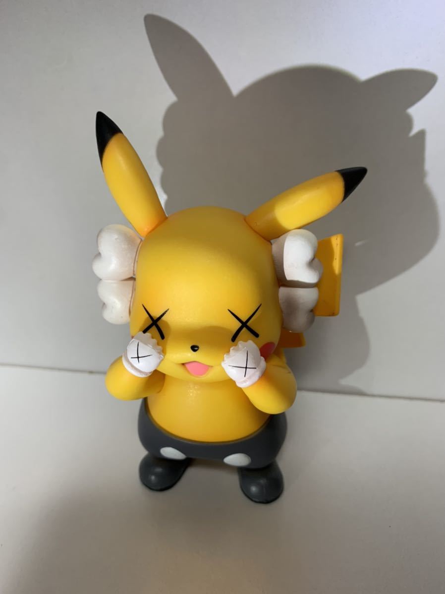 KAWS ポケモン ピカチュウ フィギュア ポケモンカード　レトロソフビ bape Nike ワンピース　メディコムトイ ベアブリック　アート　黄色