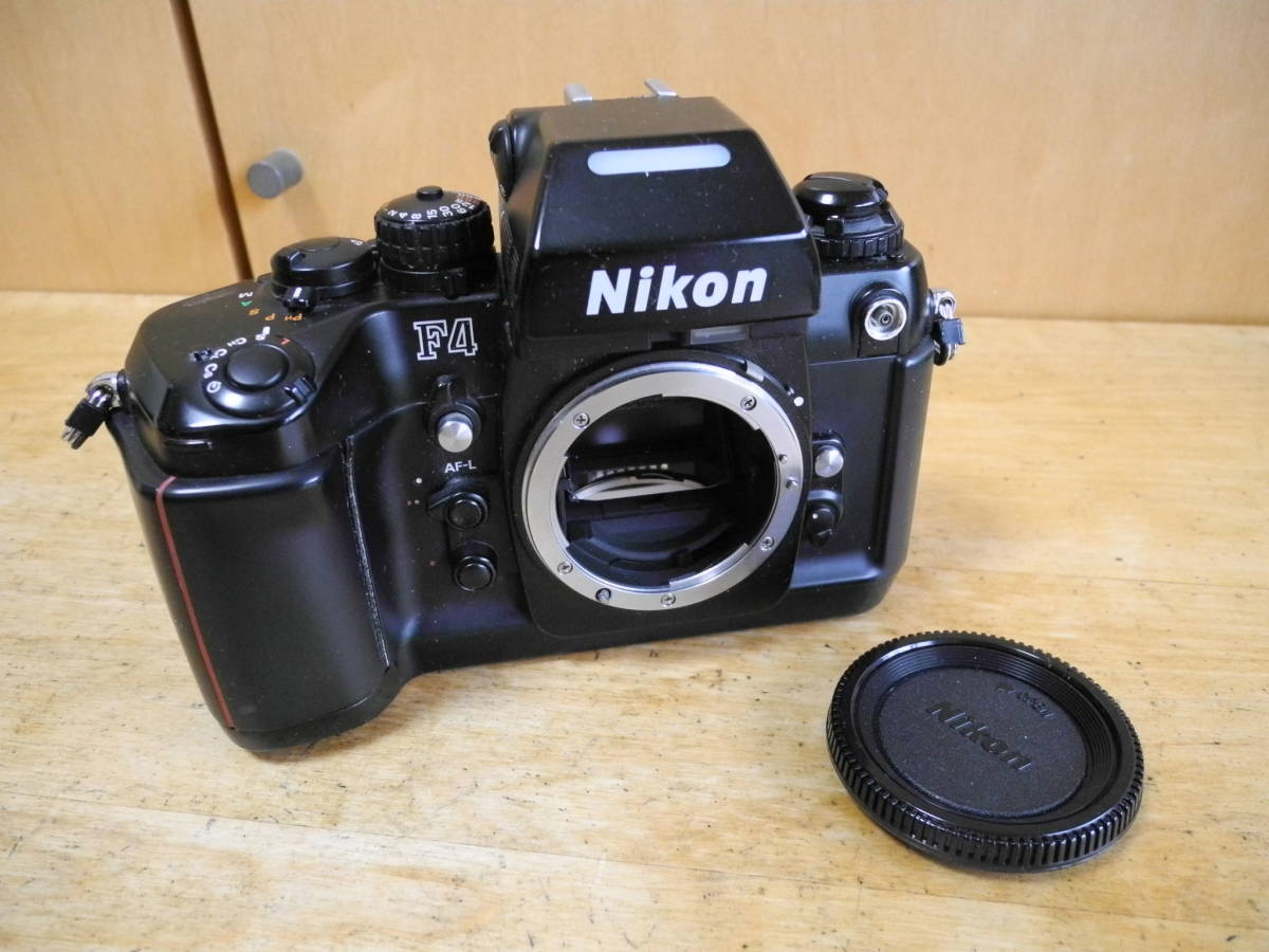 名機 Nikon F4、フイルムカメラです。ブラック・黒色 です。電子制御