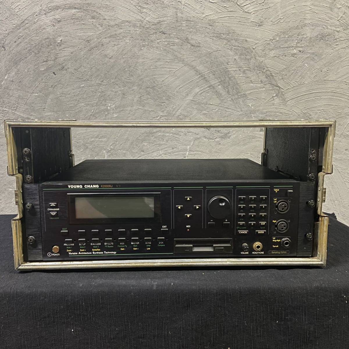 ○(Ga3-ke)Kurzweil K2000RJ V3 音源モジュール　Young Chang カーツウェル ハードケース付き (0045)